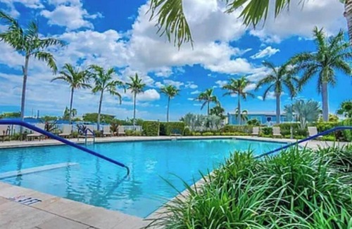 Key West House | WATER FRONT LOCATION WITH GREAT LOCATION TO KEY WEST.