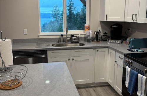 Tracyton Apartment | Water & Mountain Views - Family & Pet Friendly