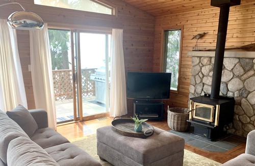 Scotch Creek House | Water's Edge - Waterfront - Shuswap Vacations & Sledding Accommodation
