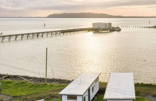 Garibaldi Cottage | Water & Sunset Views-with AC, WiFi in Garibaldi