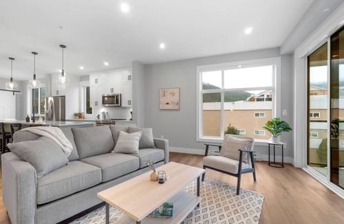 Harrison Hot Springs Condo | Water View - Brand New Harrison 2BR + Den