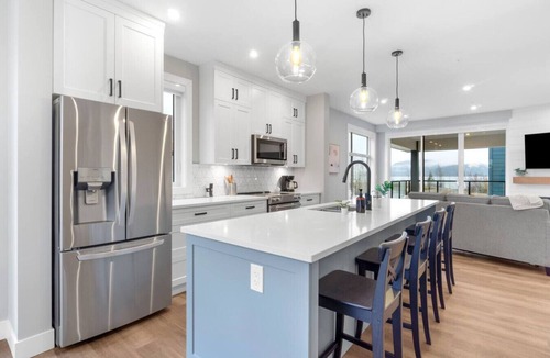 Harrison Hot Springs Condo | Water View - Brand New Harrison 2BR + Den