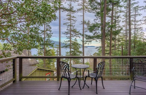 Eastsound Cottage | Water View, Impeccable Studio Cottage overlooking East Sound, Walk to Town, Close to Everything!