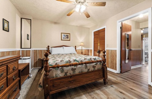 Wiley House | Waterfall Retreat Private Kitchenette #5- Deck- Fire Pit- Pet Friendly
