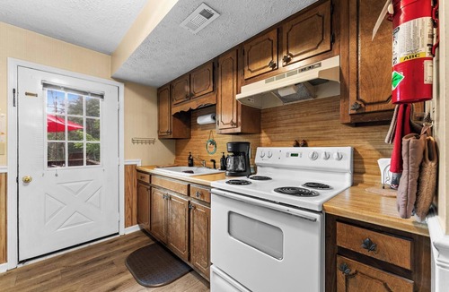 Wiley House | Waterfall Retreat Private Kitchenette #5- Deck- Fire Pit- Pet Friendly
