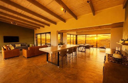 Dullstroom Villa | Waterfall Villa Stone Hot Tub Trout Estate