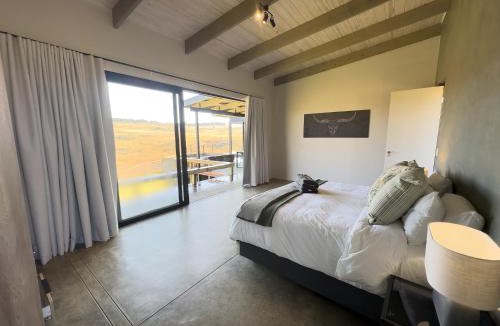 Dullstroom Villa | Waterfall Villa Stone Hot Tub Trout Estate