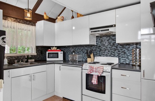 St-Adolphe-d'Howard Ski Chalet | Waterfront cottage for 6 with private dock & kayak