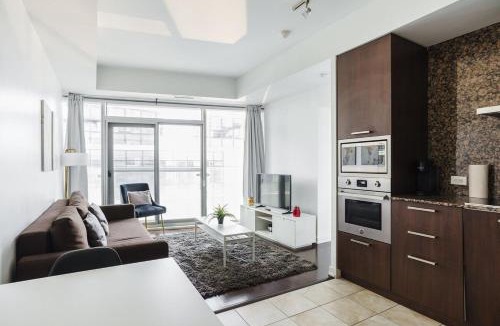 Toronto Entertainment District Apartment | Waterfront 1 Bdr, 2bed, CN Tower, Parking 4 guests