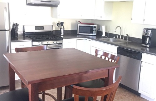 Mac Mahan House | Waterfront 1 bedroom guest house with full bathroom/laundry and full kitchen.