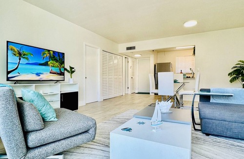 Eastern Shores Apartment | Waterfront 1BR Parking Walk to the Beach