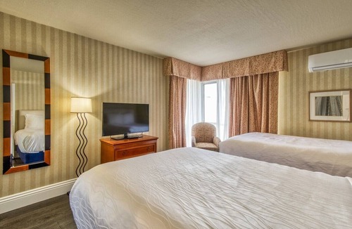 Fisherman's Wharf Hotel | Waterfront 2 Bedroom Suite with Large Wrap Around Deck-View of SF Bay