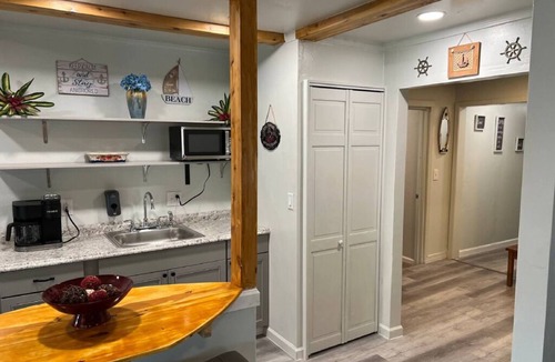 Grove Apartment | Waterfront 2 Bedroom/Duplex G/Newly Remodeled