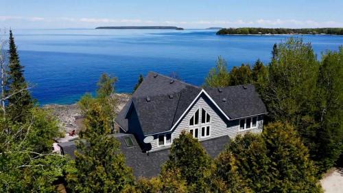 Tobermory House | Waterfront 22' Windows Starlink Kayaks