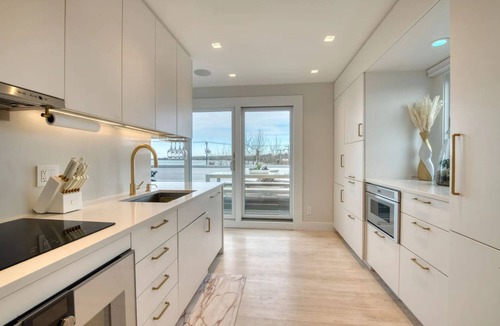 Sag Harbor Condo | Waterfront 2BR/3BA Sag Harbor Village Rooftop Penthouse