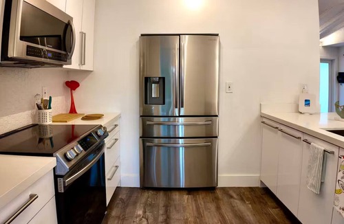 Citrus Isles House | Waterfront 2BR Oasis, Quiet Island Near Beach and Airport and Hard Rock Stadium