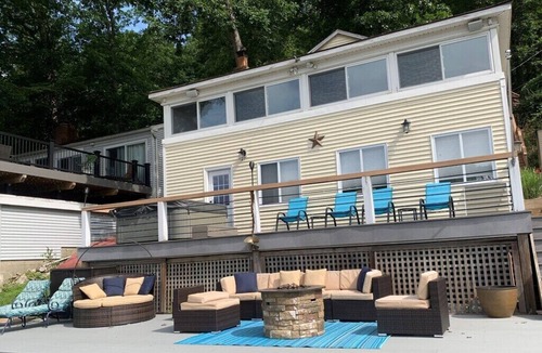 Southbury House | Waterfront 3-bedroom house with AC and WiFi in tranquil Southbury
