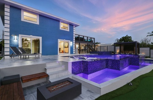 Bayshore Gardens House | Waterfront 5BR Luxury Home – Pool, Spa, Boat Lift, Putting Green, Fire Pit
