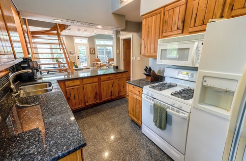 Twin Lakes House | Waterfront Adventure & Relaxation: Kayaks, SUP, and Hot Tub on Site