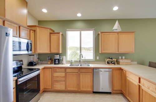 Victor House | Waterfront Allyn Home with Fire Pit + 2 Kayaks!