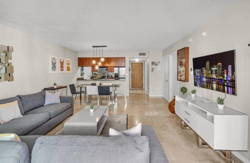 Brickell Apartment | Waterfront and City Lights 1-BR With Free Parking
