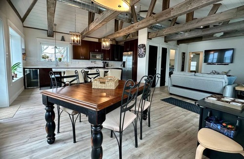 Selkirk House | Waterfront Beach House - Deck, BBQ & Private Beach