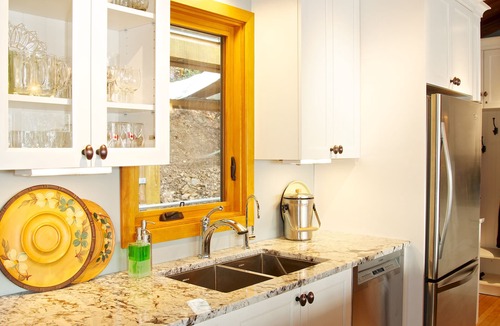 Bowen Island Cottage | Waterfront~Beach~Panoramic Sea Views~New Kitchen~Lrg Sunny Seaside decks~BBQ
