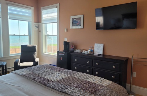 Fernwood Bed & Breakfast | Waterfront bed and breakfast with mesmerizing views.