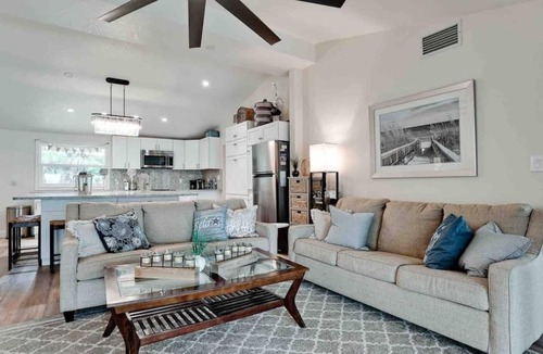 Englewood Villa | Waterfront Bella Vista wows with picturesque views!