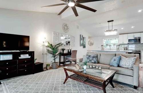 Englewood Villa | Waterfront Bella Vista wows with picturesque views!