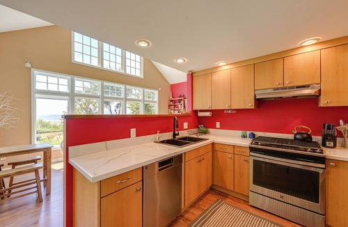 Marietta-Alderwood Cottage | Waterfront Bellingham Bliss: Steps to Beach!