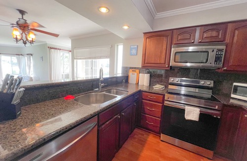 Portlock House | Waterfront Bliss at 3-Bedroom Tropical Townhouse