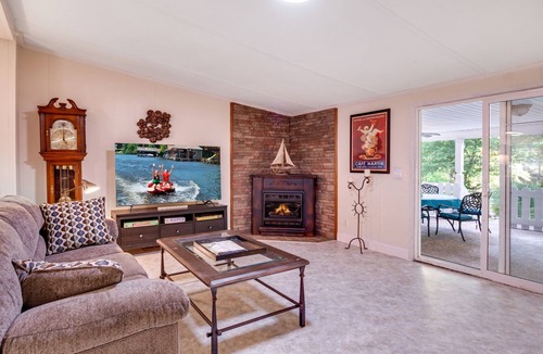 Bracey House | WATERFRONT, BOATHOUSE, GIANT PORCH, KAYAK, CANOE