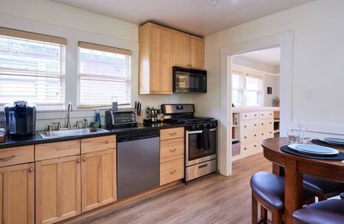 Vallejo House | Waterfront Boutique Bungalow 1-Walk to Ferry to San Francisco, Free WIFI Parking