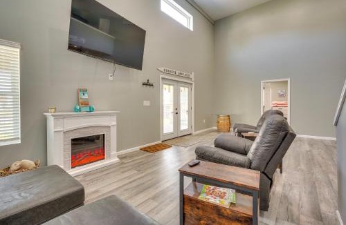 Nashport House | Waterfront Buckeye Lake Vacation Rental w/Hot Tub