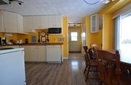 Notre-Dame-du-Laus Cottage | Waterfront Cottage 5 BD/2 BTH — 1 HR Downtown Ottawa