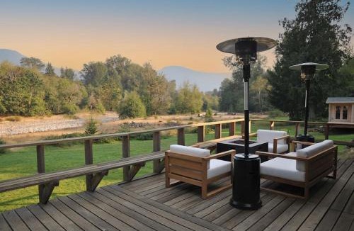 Packwood House | Waterfront Cabin at White Pass and Mt Rainier National Park