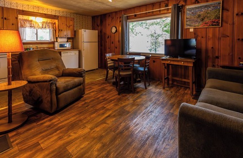 Benton Cabin | Waterfront Cabin for up to 6