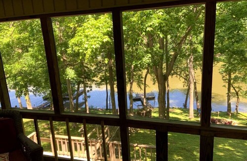 Cadiz Cabin | Waterfront Cabin with Private Dock, Jacuzzi and Deck in Kentucky