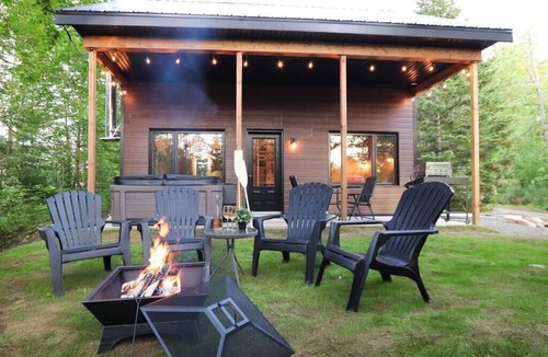 Shannon Apartment | Waterfront Cabin with Spa | Le Huard