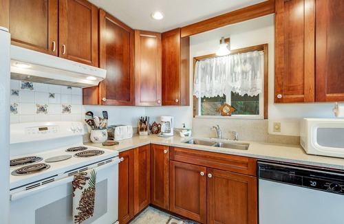 Eastsound Cottage | Waterfront cabin with hot tub, WiFi, deck, & wildlife views - dog-friendly