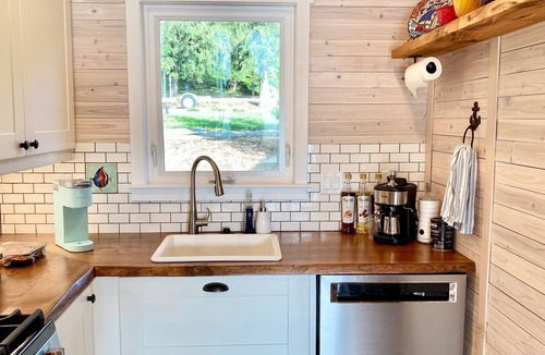 Edgerton Cabin | Waterfront Cabin with Kayaks - Cozy and Modern - Perfect for Two!