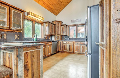Day Cottage | Waterfront Central Wisconsin Cabin w/Indoor Pool!