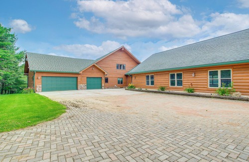 Day Cottage | Waterfront Central Wisconsin Cabin w/Indoor Pool!