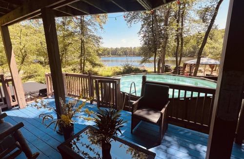 East Stroudsburg House | Waterfront Chalet W hot-tub & Pool