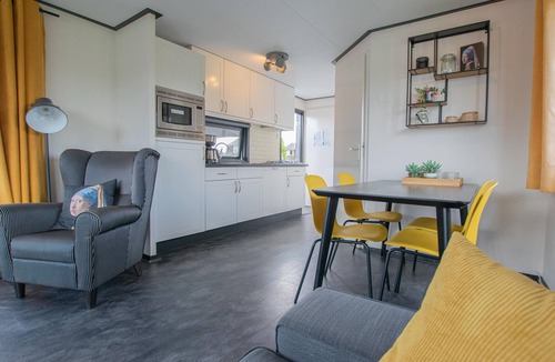 Breukelen Ski Chalet | Waterfront chalet with jetty