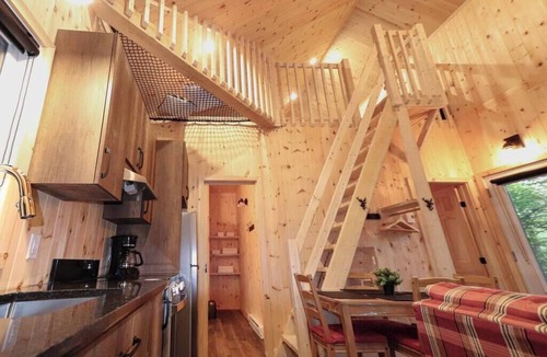 Shannon House | Waterfront Chalet with Spa | Le Pic-Bois