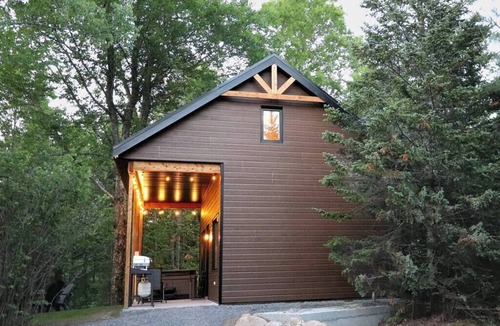 Shannon House | Waterfront Chalet with Spa | Le Pic-Bois