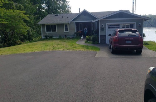 Shelton House | Waterfront charming 3-bedroom house with hot tub, sauna and bikes, sleeps 6