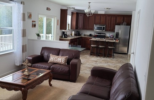 Mamakating Park Historic District House | Waterfront Charming 3 BRS Lakehouse with gorgeous views and WiFi in Wurtsboro!